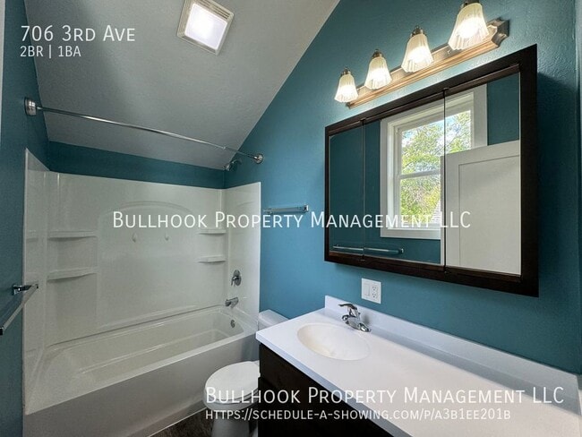 Building Photo - 706 3rd Ave