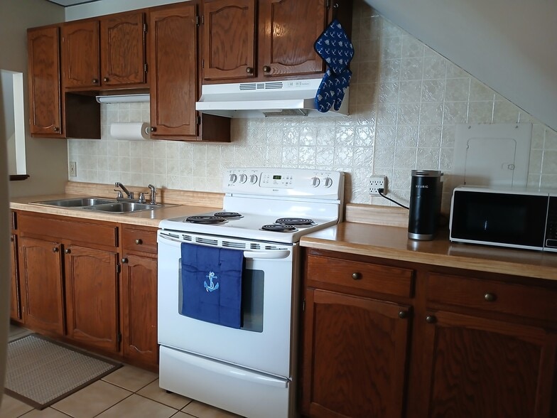 Fully stocked kitchen. - 1212 Riverside Ave