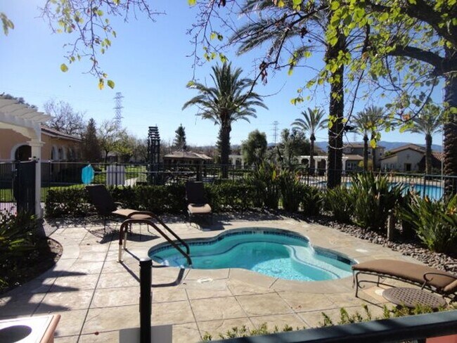 Building Photo - Luxurious 2 + 2.5 Belcaro 2392 SQFT Retire...