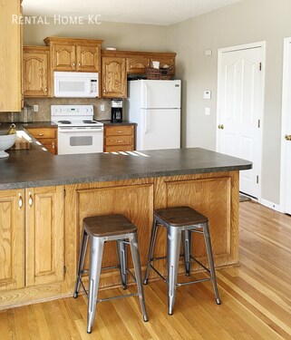 Building Photo - Large 2-Story w/finished basement + fence ...