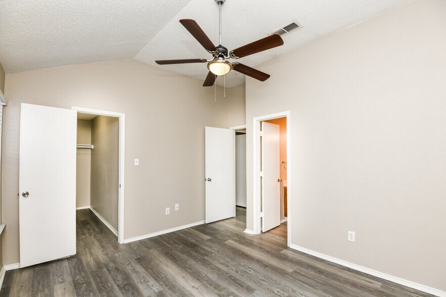 Building Photo - 10509 Shadywood Dr