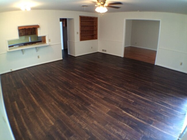 Building Photo - Charismatic 3 Bed 2 Bath Home!
