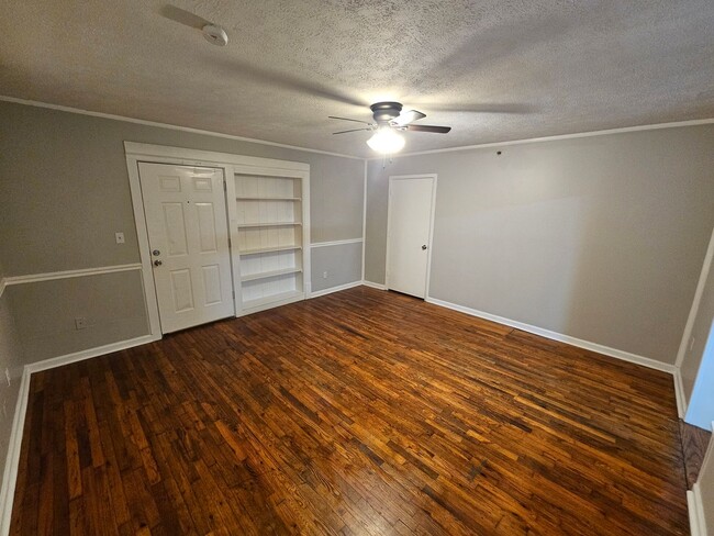Building Photo - 2 Bedroom 1 Bath Downstairs apartment in t...
