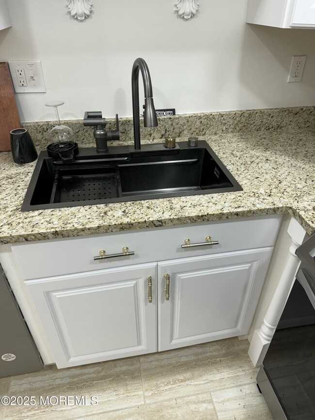 Building Photo - 144B Farrington Ct