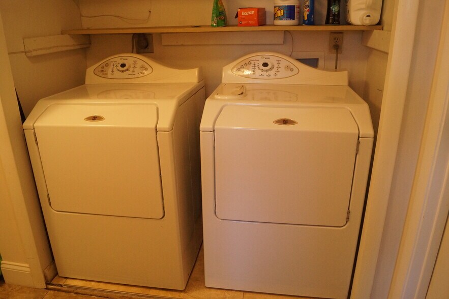 washer and drier in Unit/1st floor - 4148 Player Cir