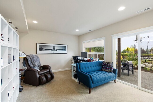 Building Photo - Renovated VIEW Kingston Home Near Ferry fo...