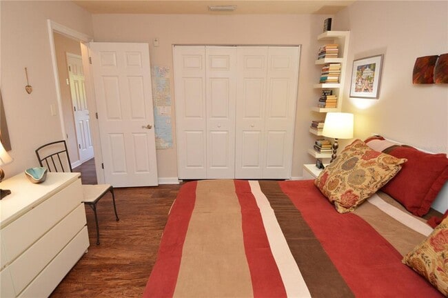 Building Photo - 3889 Pompano Dr SE