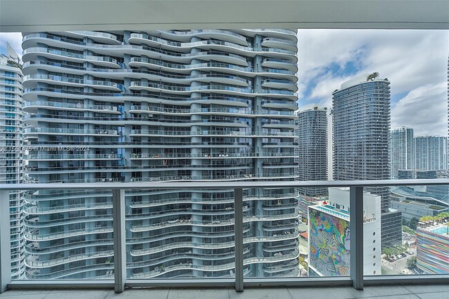 Building Photo - 1010 Brickell Ave