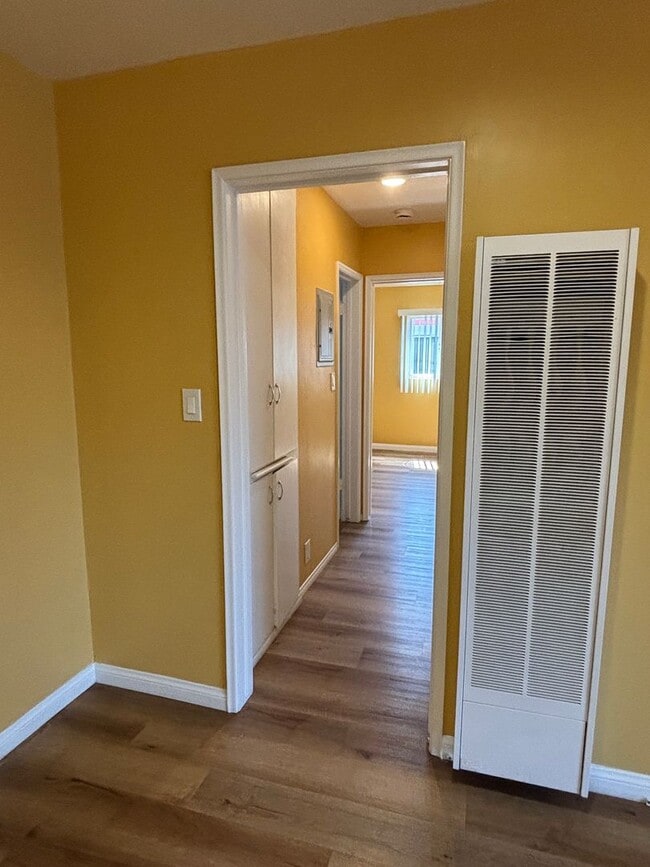 Building Photo - Spacious 1 bedroom available now in Long B...