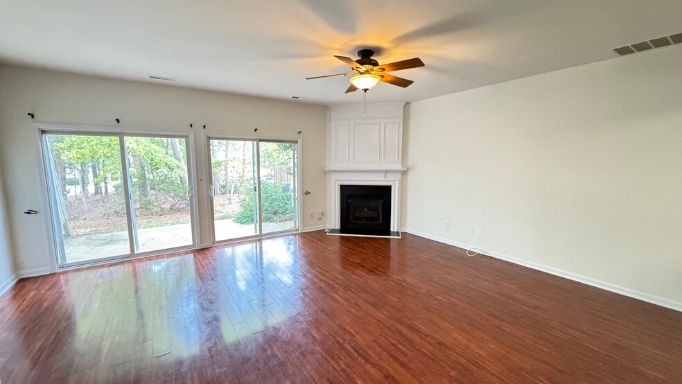 Building Photo - 213 Canyon Lake Cir