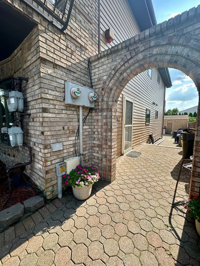 side entrance no yard - 312 Elverton Ave