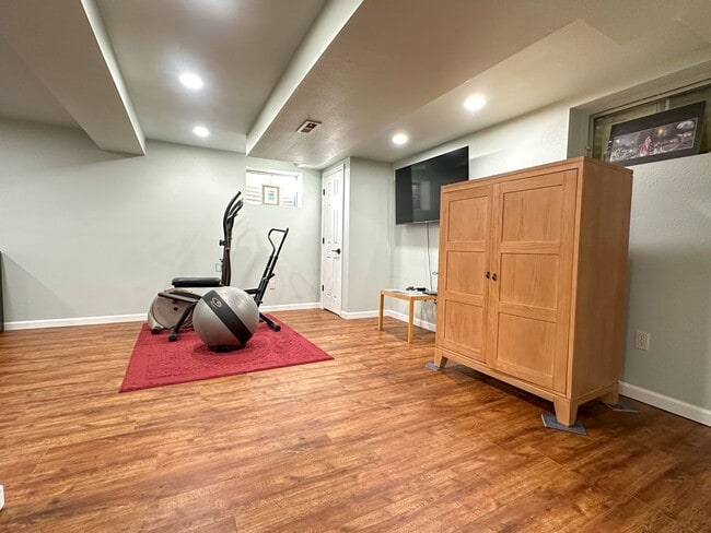Building Photo - Updated Single-Family Home with Large Back...