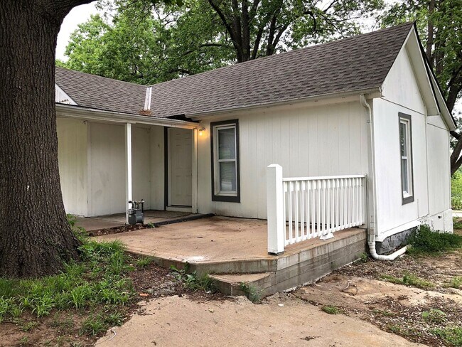 Building Photo - 2 Bed, 1 Bath, BONUS ROOM!!