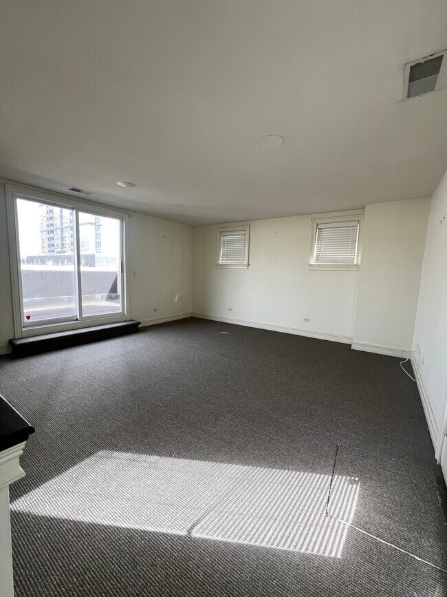 Building Photo - 2008 S Calumet Ave