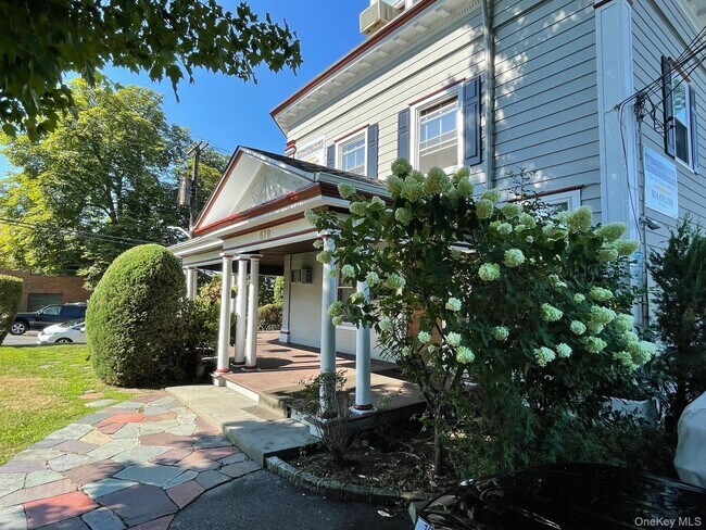 Building Photo - 579 Broadway