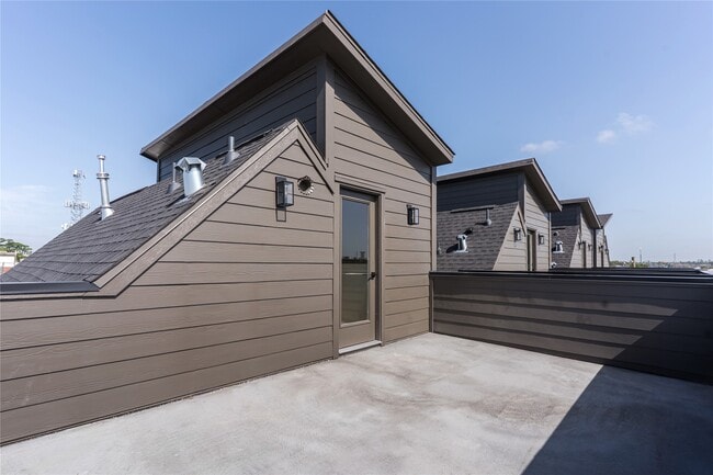 Building Photo - 2428 Ella Blvd