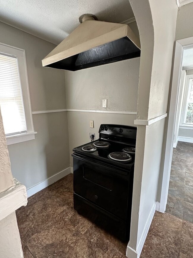 Building Photo - Highland - 1 bed 1 Bath - Freshly Painted