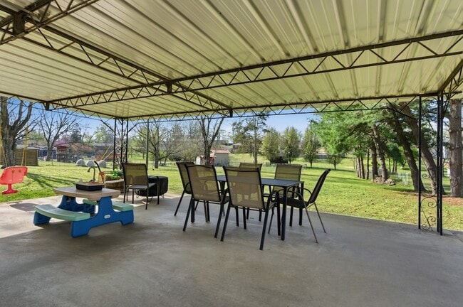 Building Photo - 2820 Donna Hill Dr