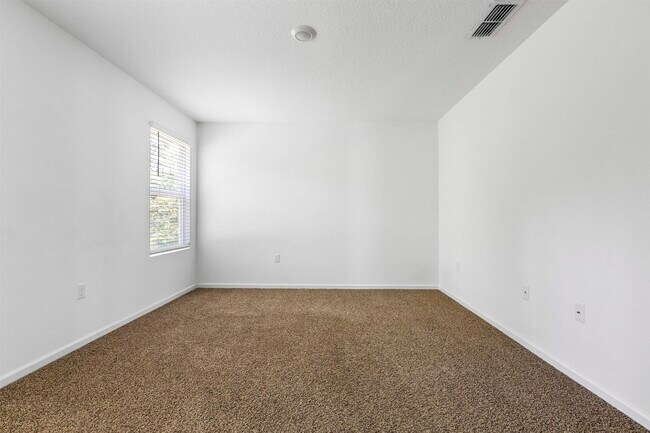 Building Photo - 112 Silver Birch St