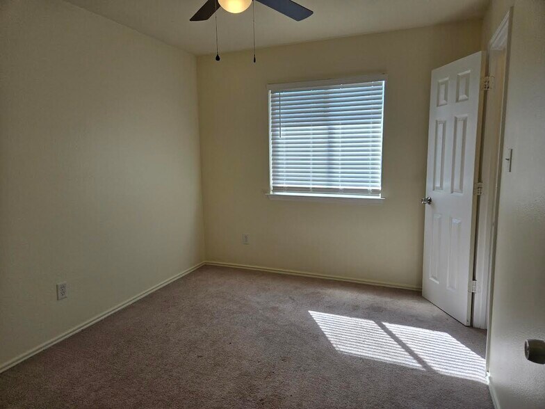 Building Photo - 15137 Meredith Ln