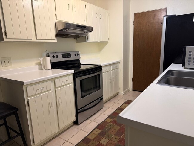 Building Photo - Fully Furnished Condo - 2 bedroom, 1 bath