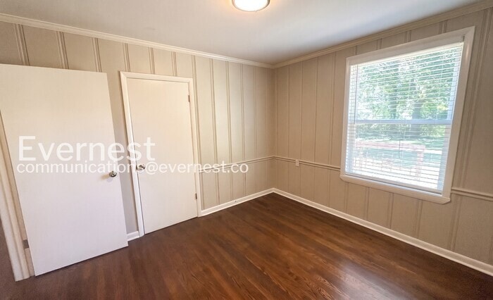 Building Photo - 3901 NW Kenwood Dr