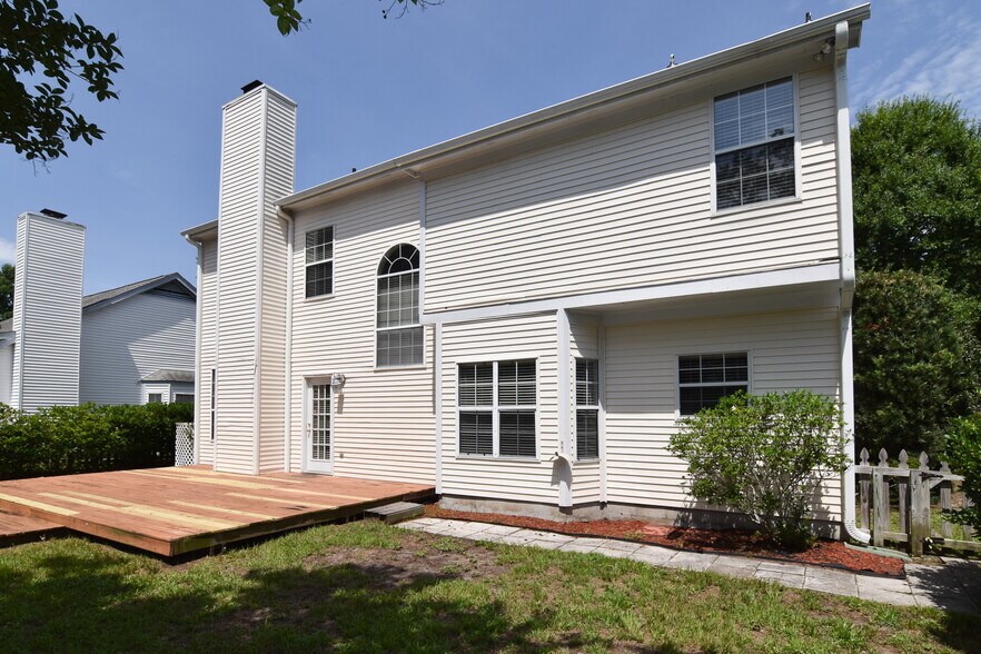 Building Photo - 1827 Falling Creek Cir