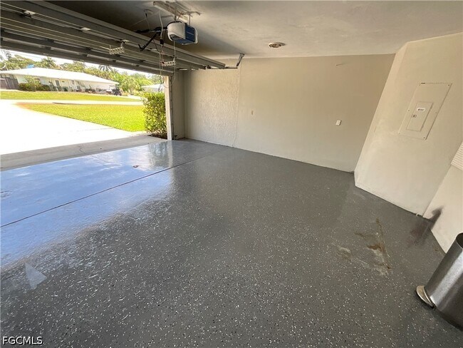 Building Photo - 20620 Pine Tree Ln