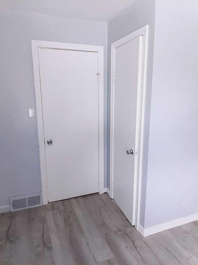 Building Photo - Fully Renovated 2 Bed | Fresh, Clean, Move-In Ready