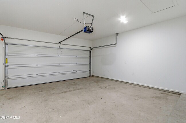 Building Photo - 11500 Summer Dr