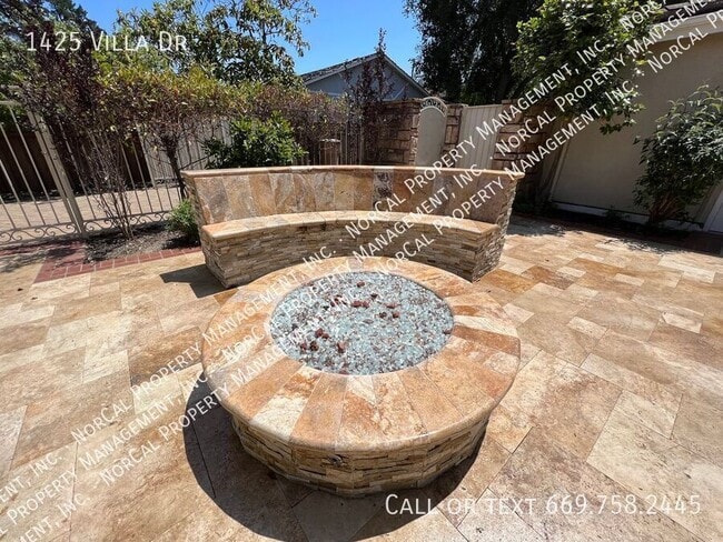 Building Photo - 1425 Villa Dr