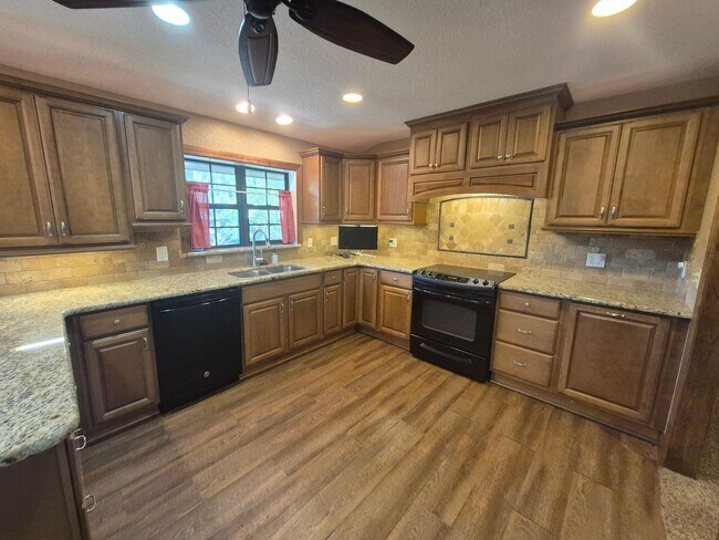 Building Photo - Cabin living in the suburbs