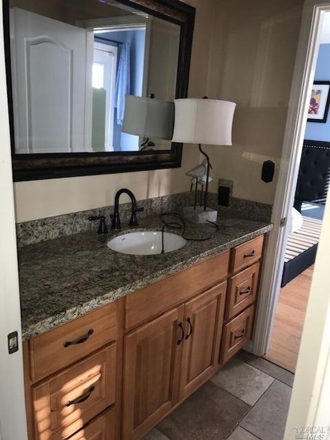 Building Photo - Gorgeous 3 bedroom 2.5 bath 2 story Townho...