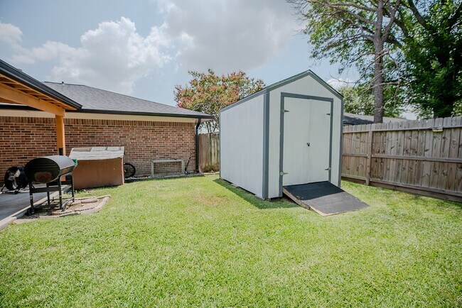 Building Photo - 4606 Meadowood Dr