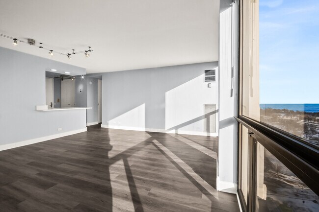 Building Photo - 4343 N Clarendon Ave