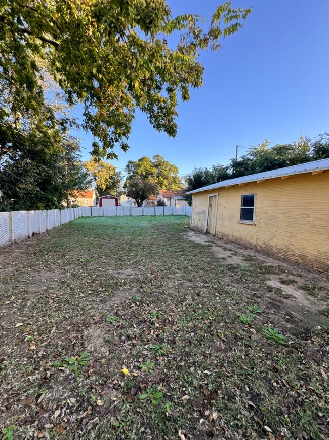 Building Photo - 614 W 8th Ave