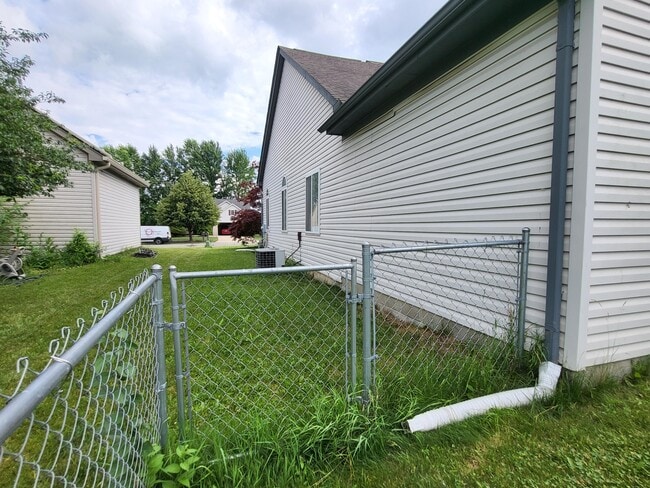 Building Photo - 7851 Thornhill Dr