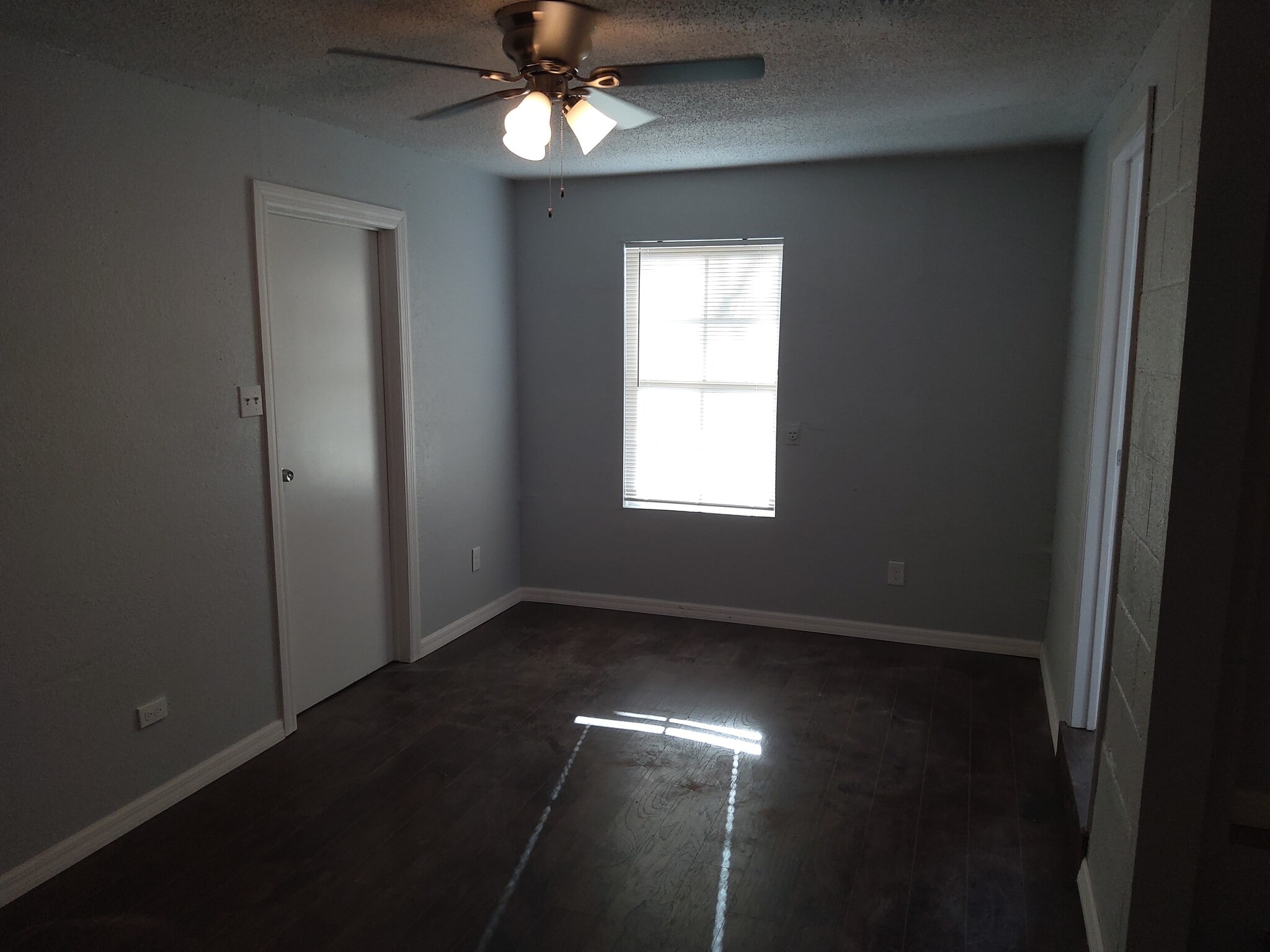 Building Photo - 1118 Santa Anna