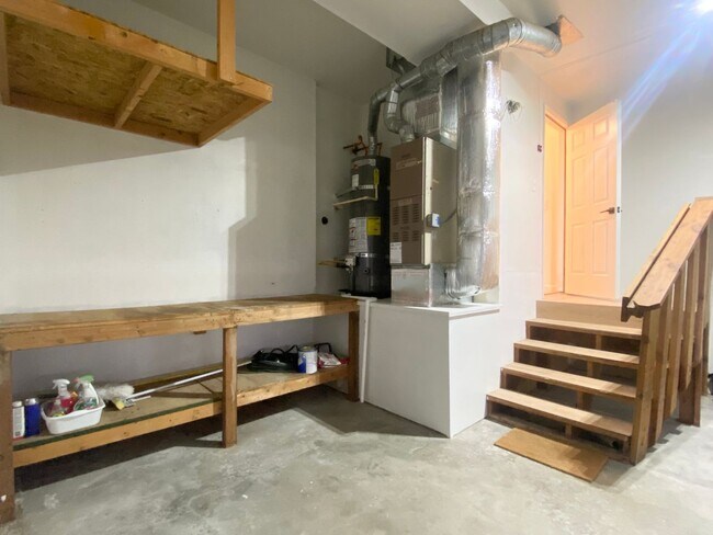 Building Photo - FULLY UPDATED Auburn home near Thomas Jefferson HS