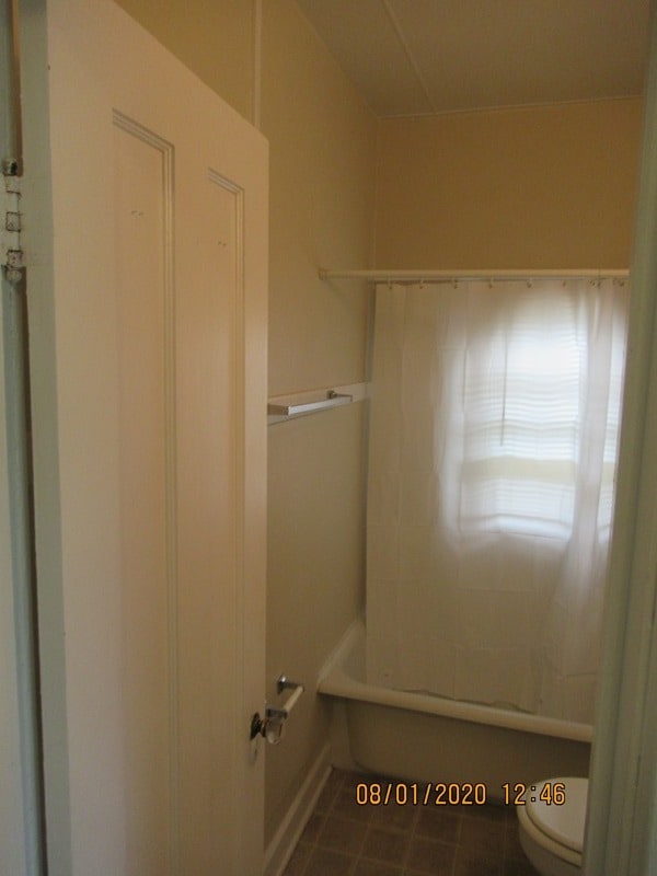 Building Photo - 719 E 7th St