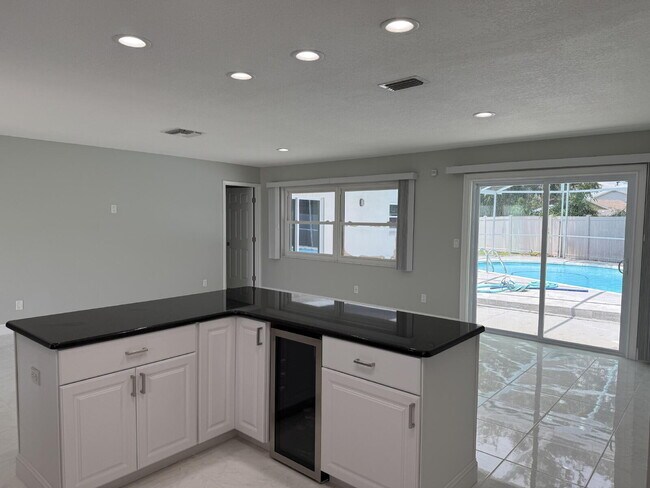 Building Photo - Remodeled Pool Home Located in the Very Desirable Bay Crest Park Waterfront Community