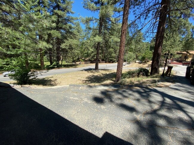 Building Photo - Remodeled 2 bed apartment in town