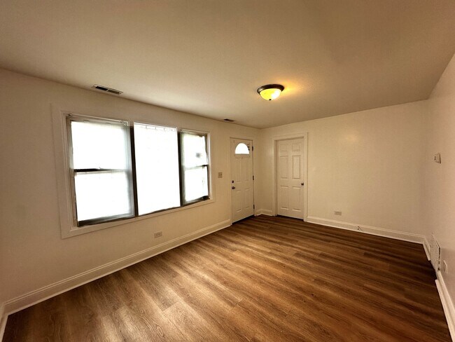 Building Photo - 3238 N Leclaire Ave