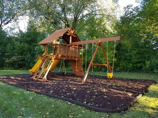 Building Photo - Remodeled 2 Bedroom