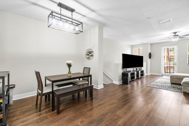 Building Photo - 410 SW 13th Ave