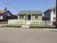 Building Photo - Mid Town Petaluma 3 bedroom 2 bath Gorgeou...