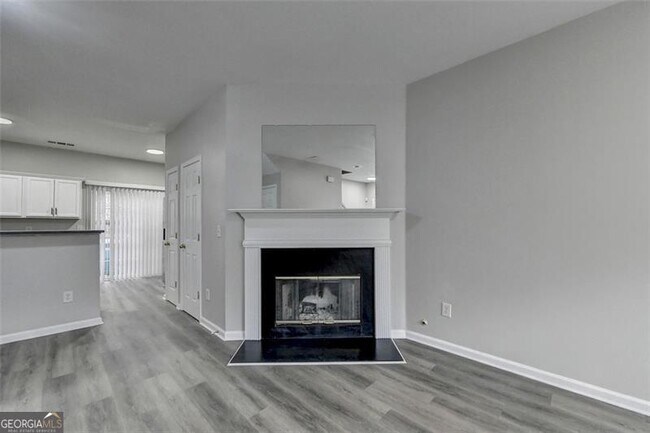 Building Photo - 903 Redwood Dr