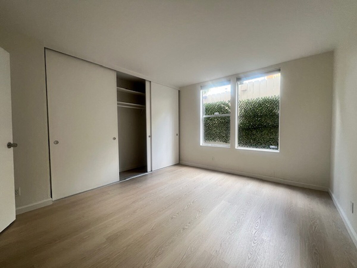 Building Photo - 811 York St