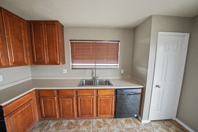 Building Photo - Spacious Cul-de-Sac Home with Greenbelt Privacy - Realtor Commission: $500