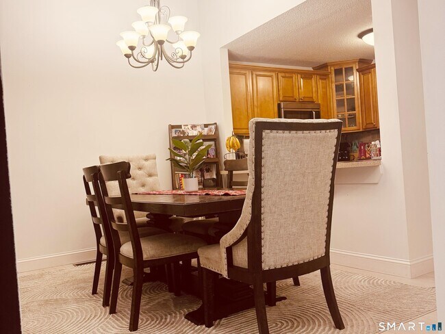 Building Photo - 10 Glenview Dr